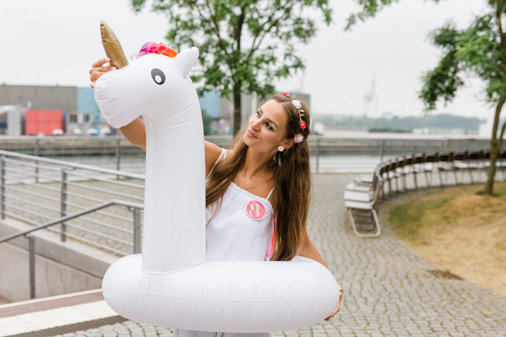 Modernes JGA-Fotoshooting in der Hamburger Hafencity